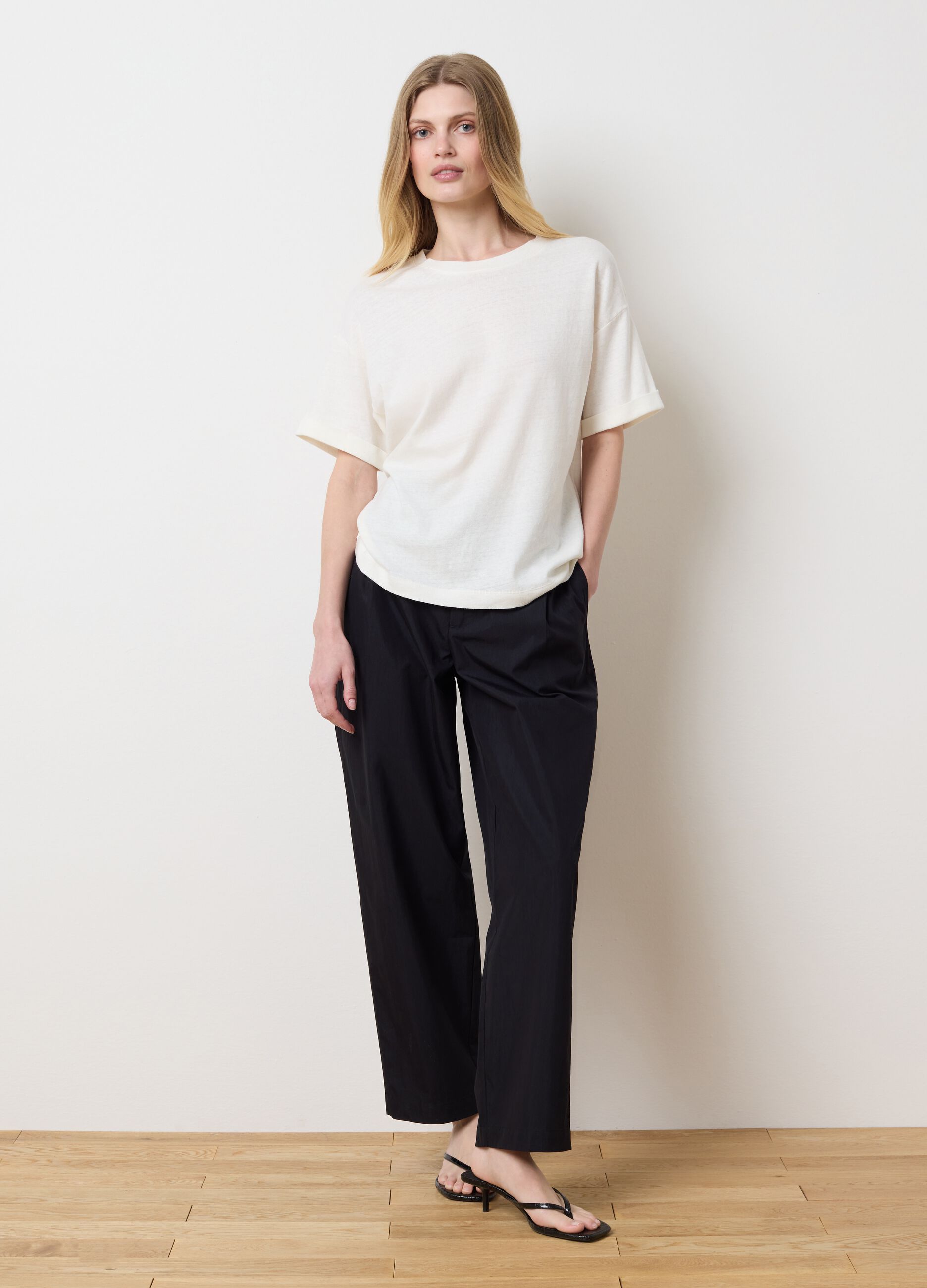 Pantalone carrot fit con pinces nero