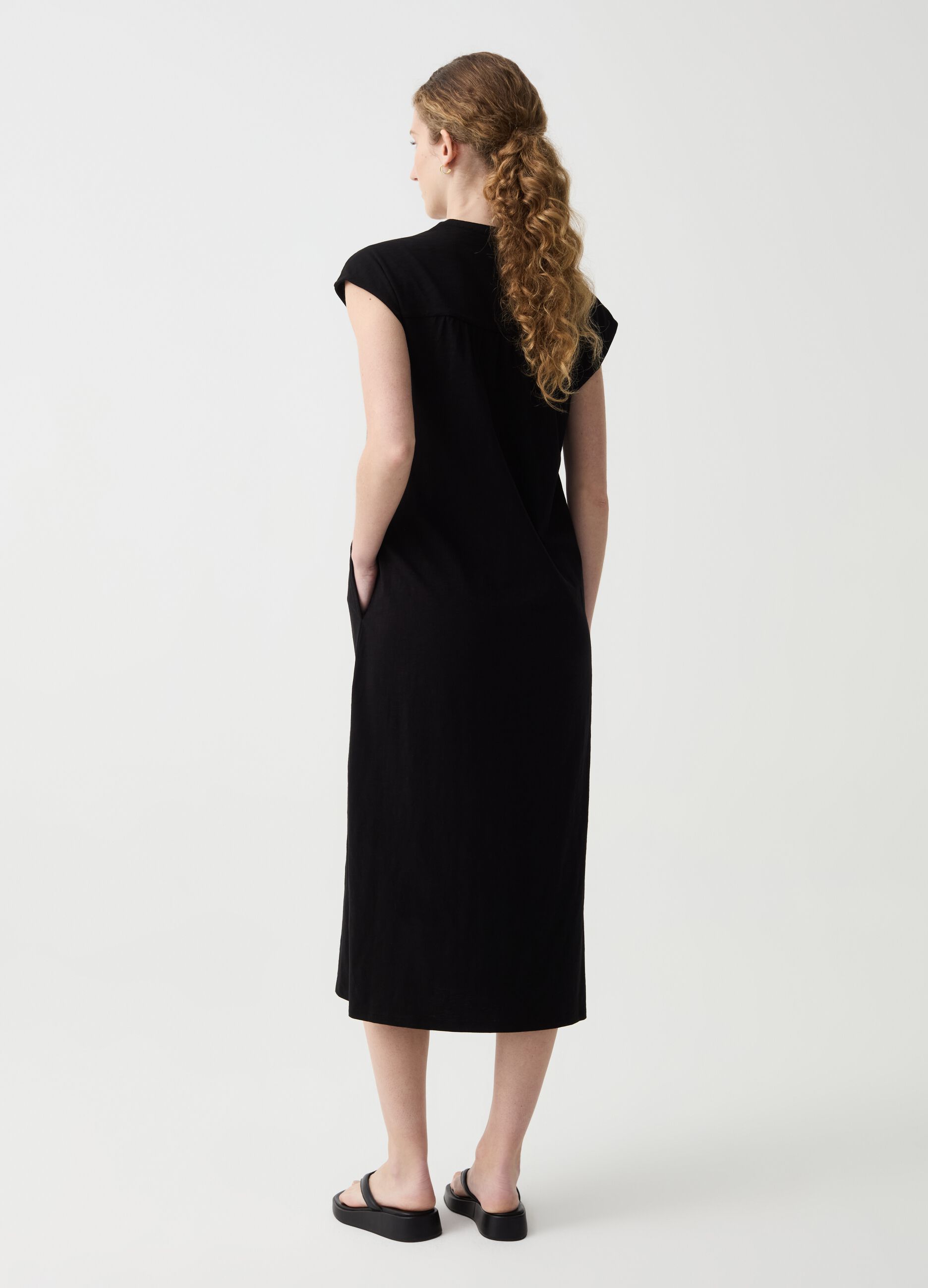 Essential long dress with V-neck