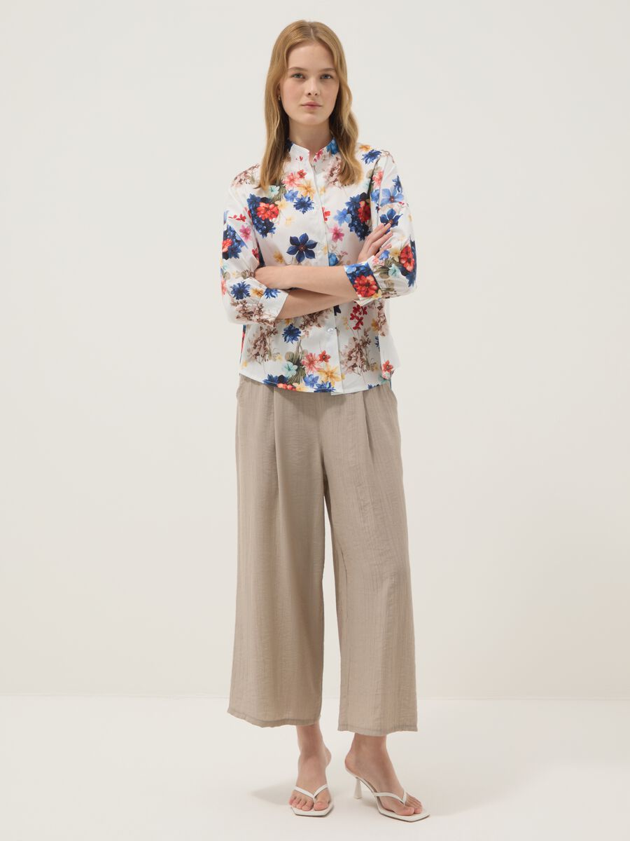 Camicia bianca in cotone elasticizzato a fiori_2