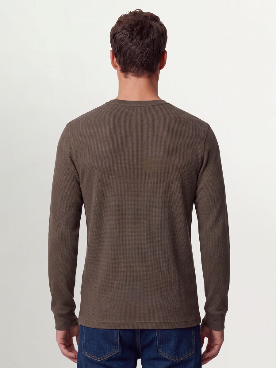T-shirt marrone in misto viscosa a nido d'ape regular fit_3