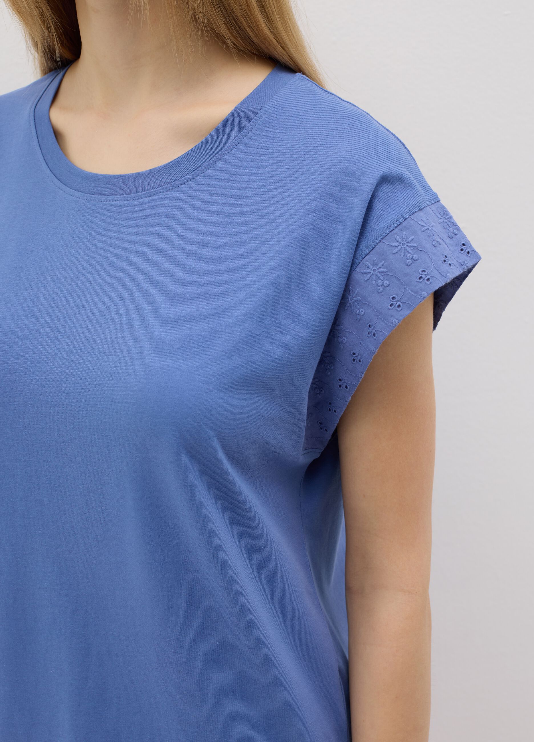 Blue pyjama top with short sleeves in broderie anglaise