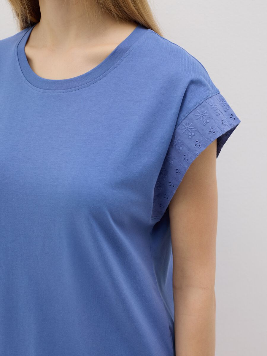 Blue pyjama top with short sleeves in broderie anglaise_3
