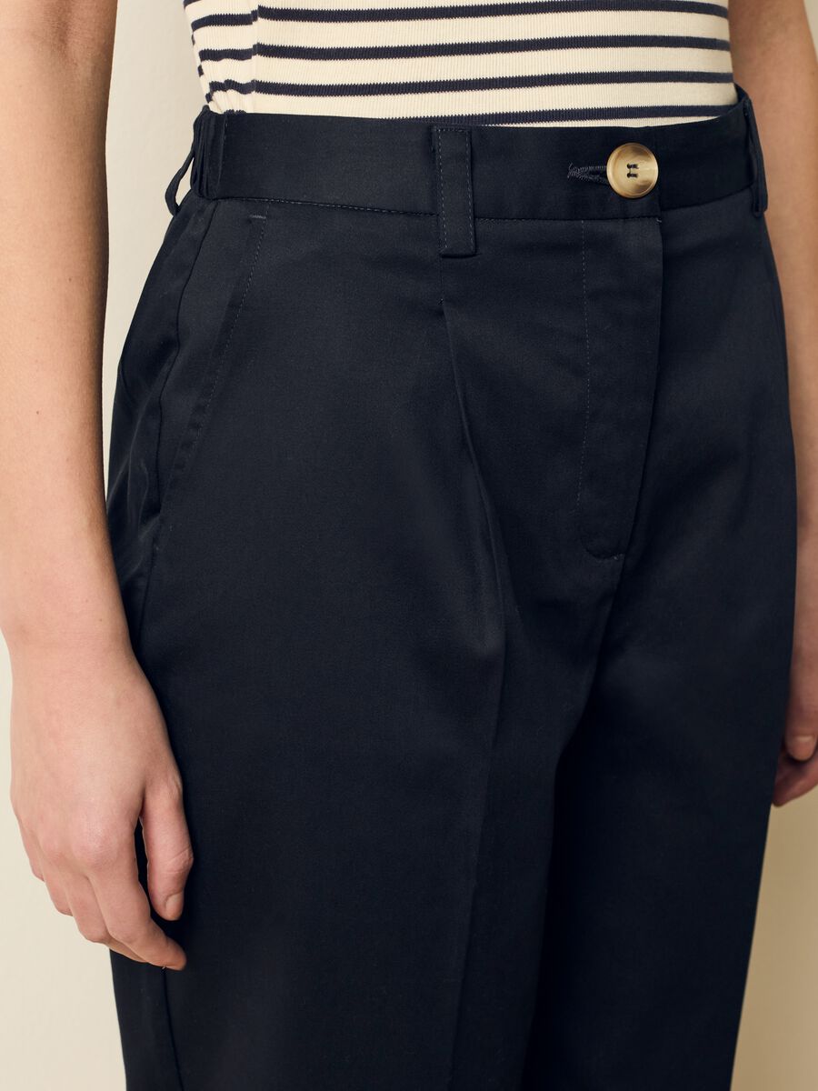 Cropped chino trousers with darts_2