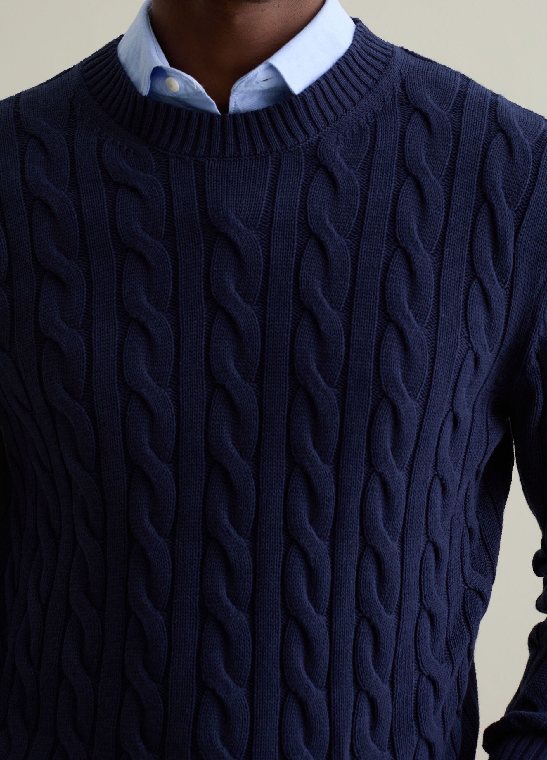 Pullover con lavorazione a treccia