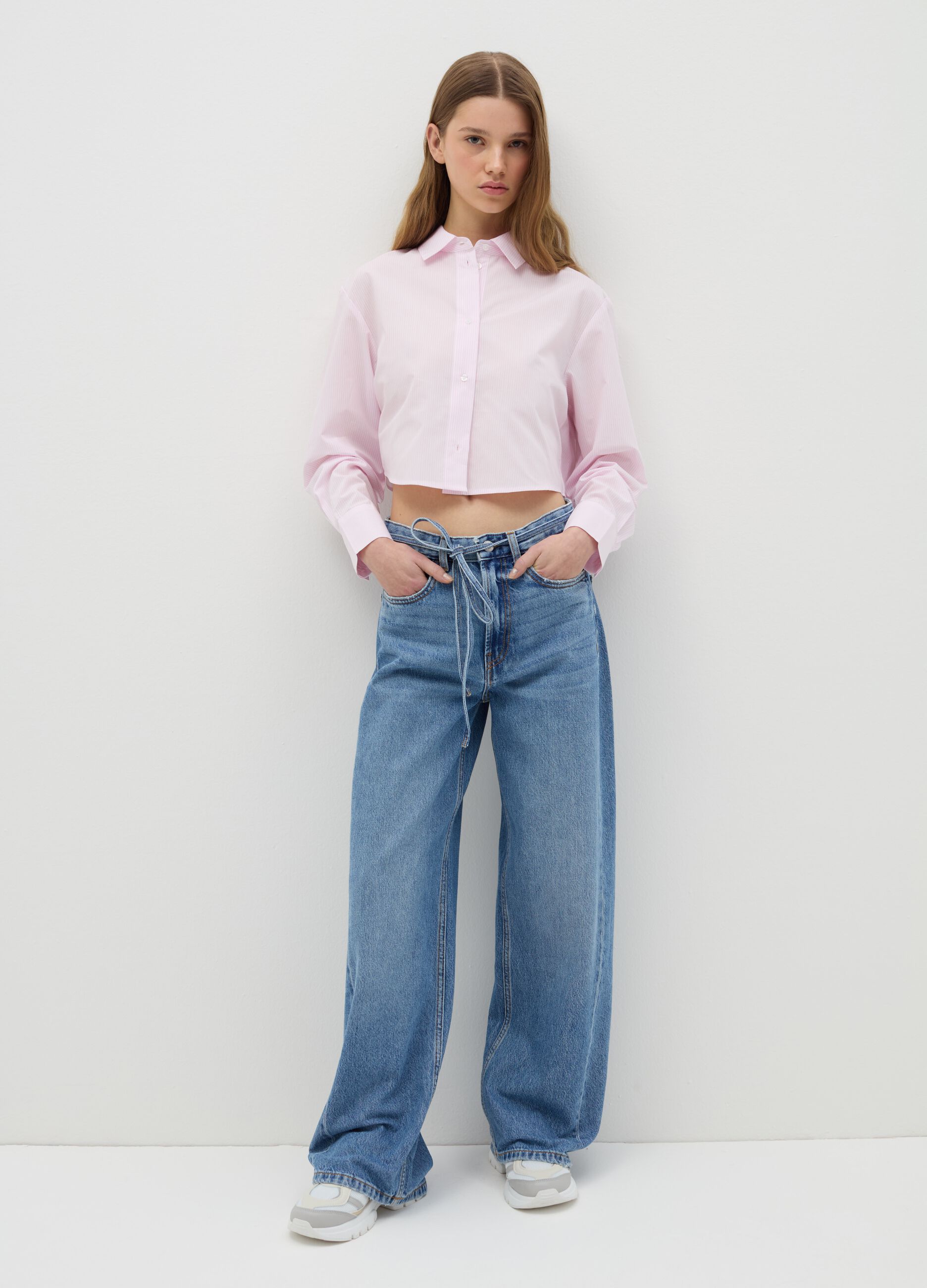 Wide-leg jeans with thin belt