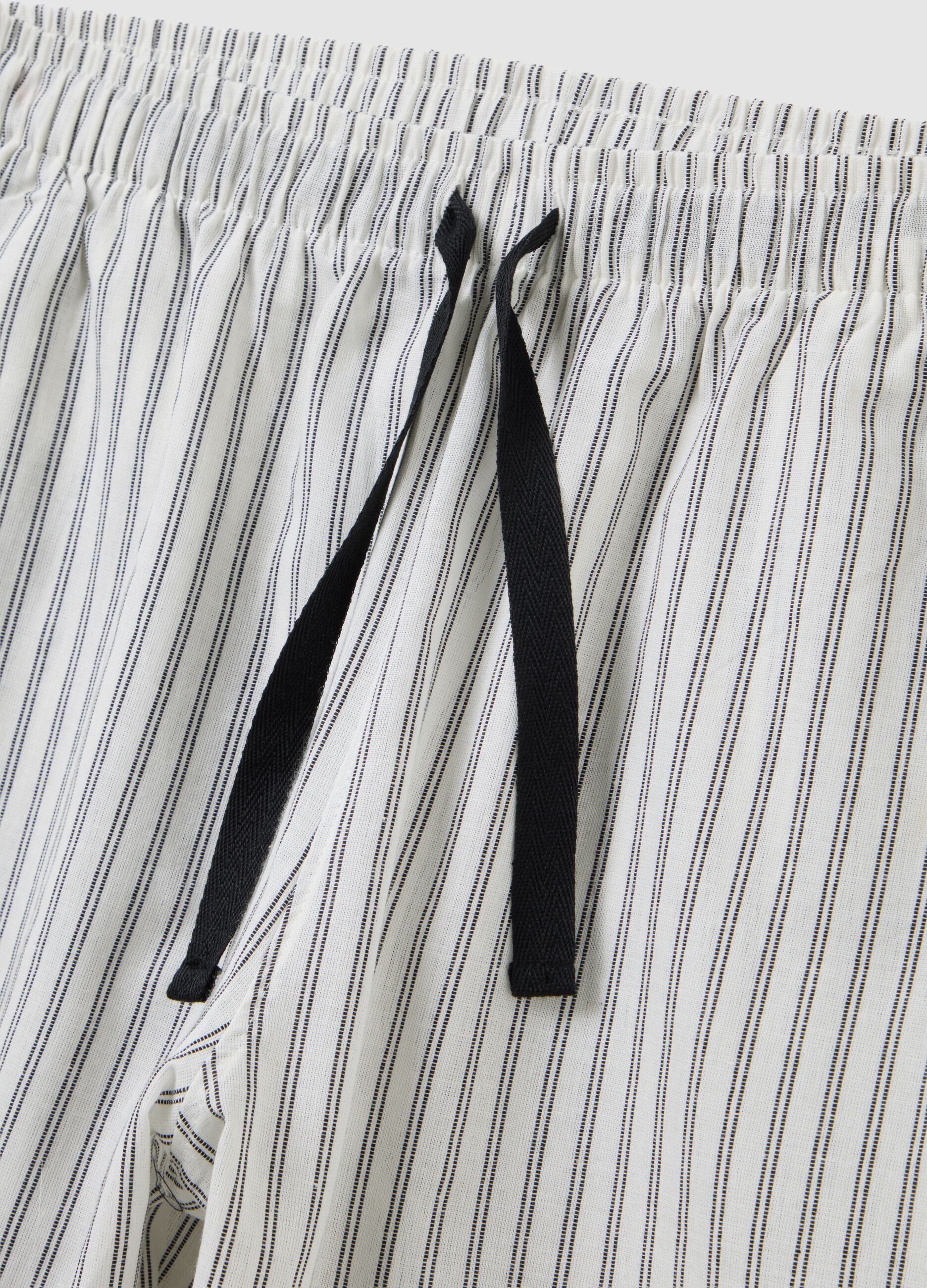 Pigiama da uomo in puro cotone nero regular fit con pantaloncini a quadri