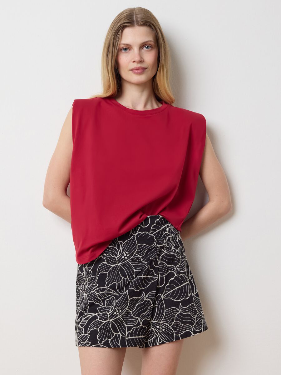 Red sleeveless boxy-fit T-shirt with spaghetti straps_1