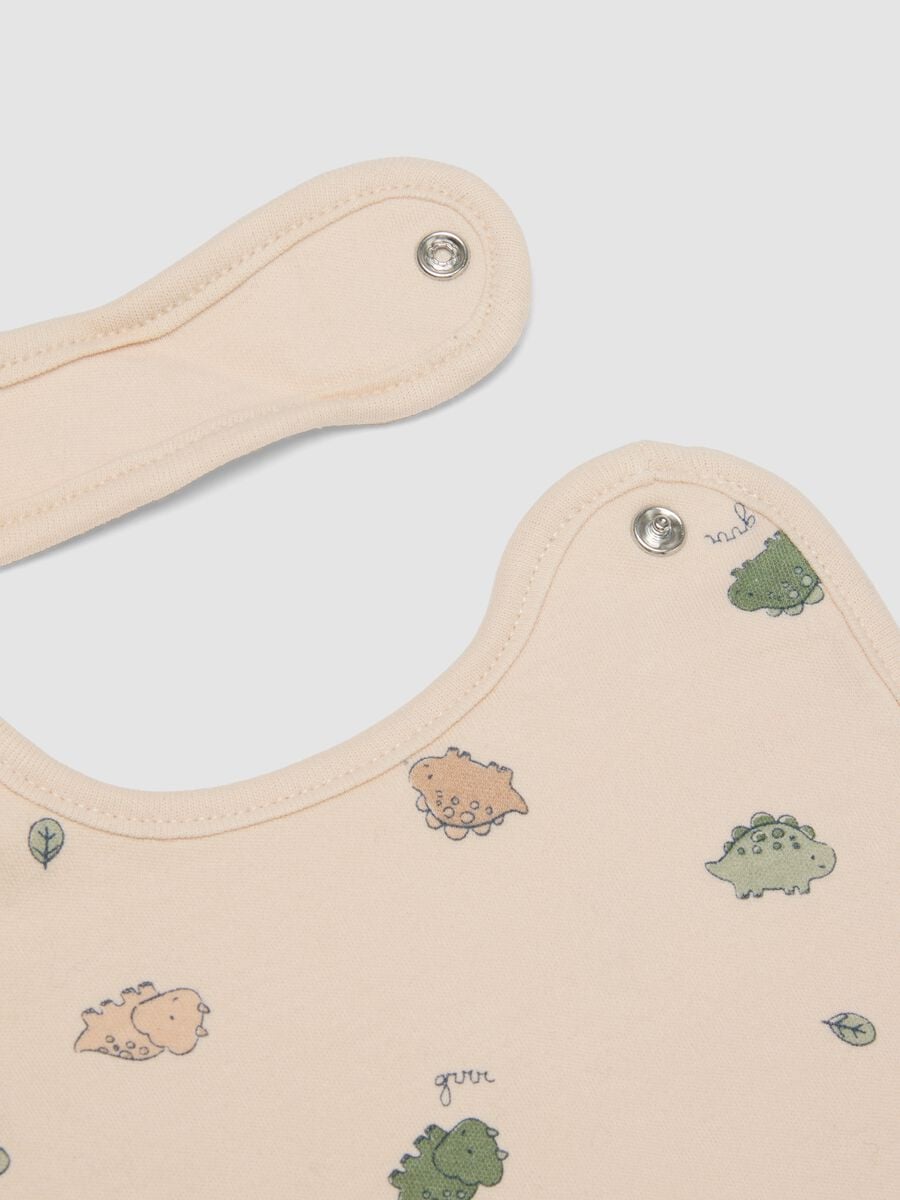 Bipack di bavaglini beige in puro cotone organico con stampa dinosauri_1
