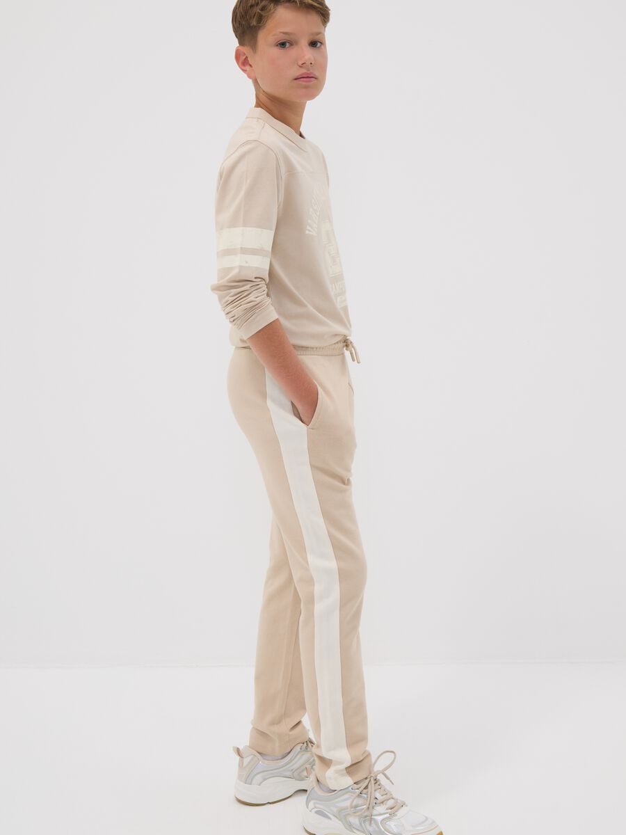 Pantaloni jogger beige in puro cotone con bande laterali per ragazzo_2