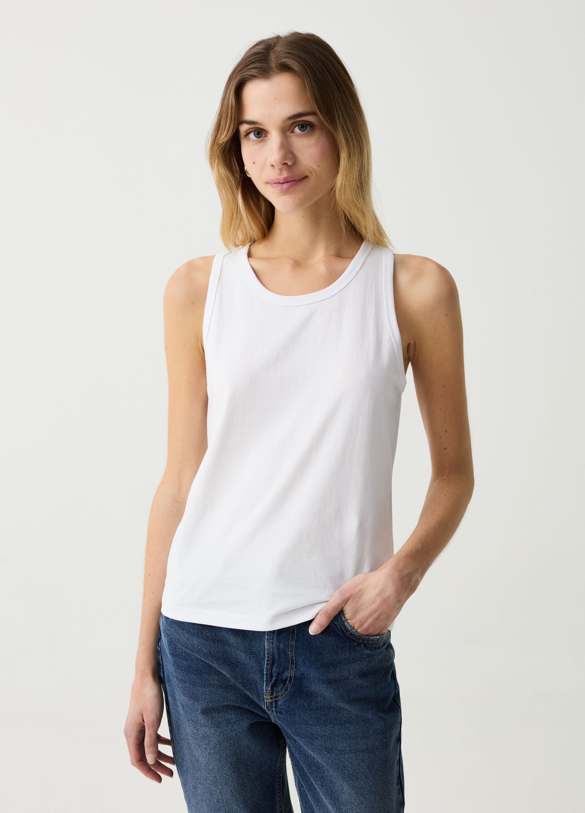 Essential cotton tank top with round neck