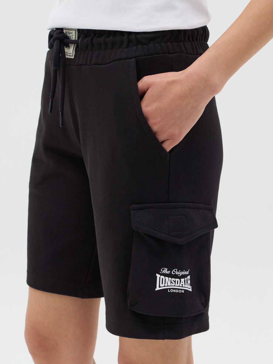 Bermuda cargo in felpa nero con stampa logo_2