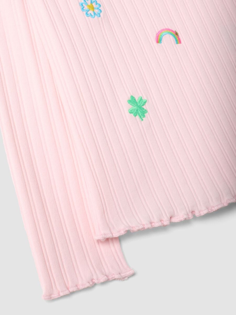 T-shirt rosa in cotone elasticizzato a collo rialzato con ricami decorativi_3
