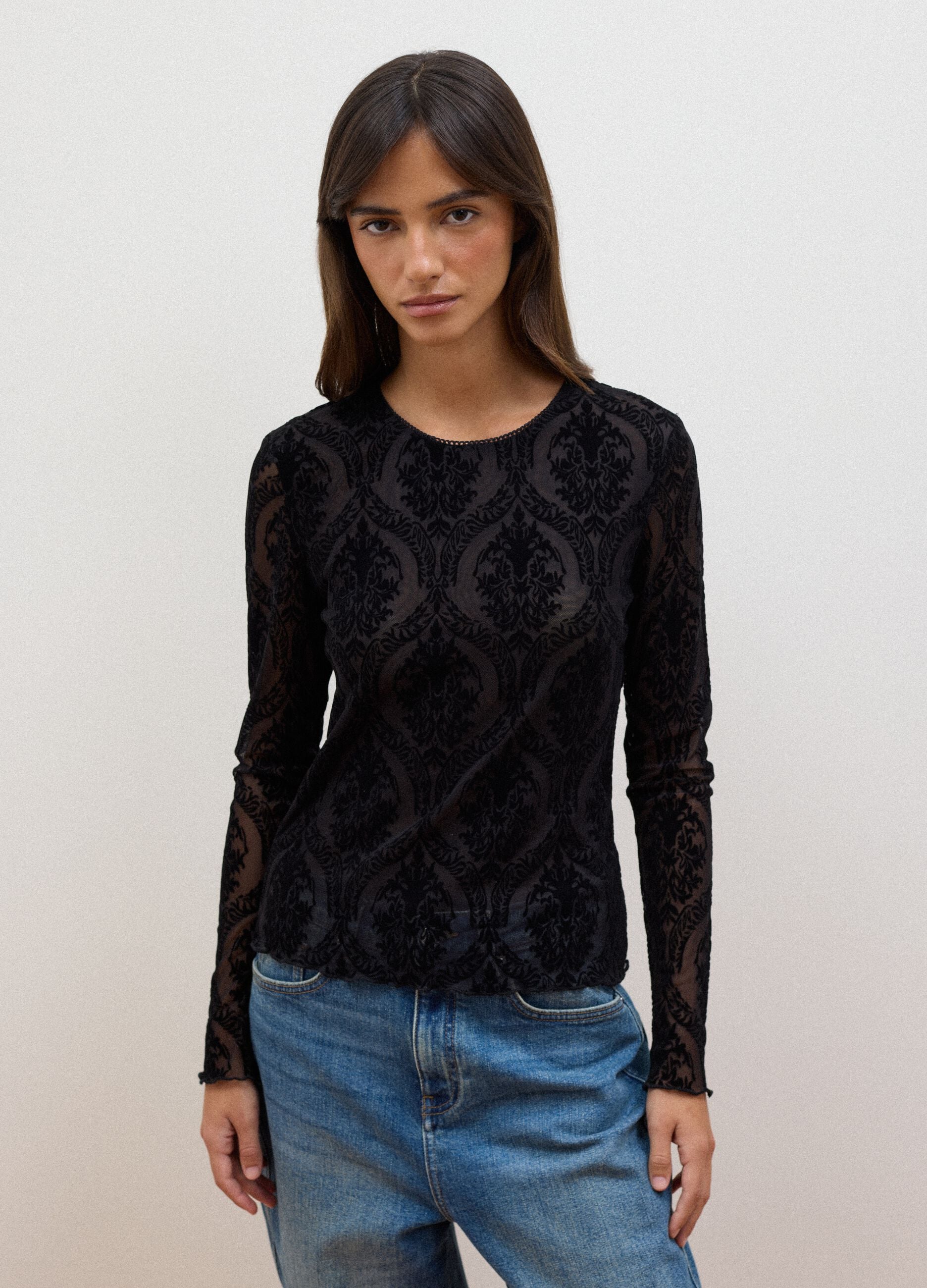 T-shirt nera in tessuto elasticizzato trasparente con fantasia regular fit