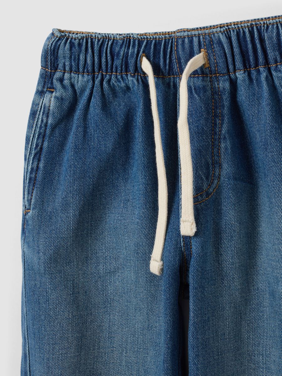 Jogger denim azzurro in misto cotone e viscosa con tasche cargo relaxed fit_2