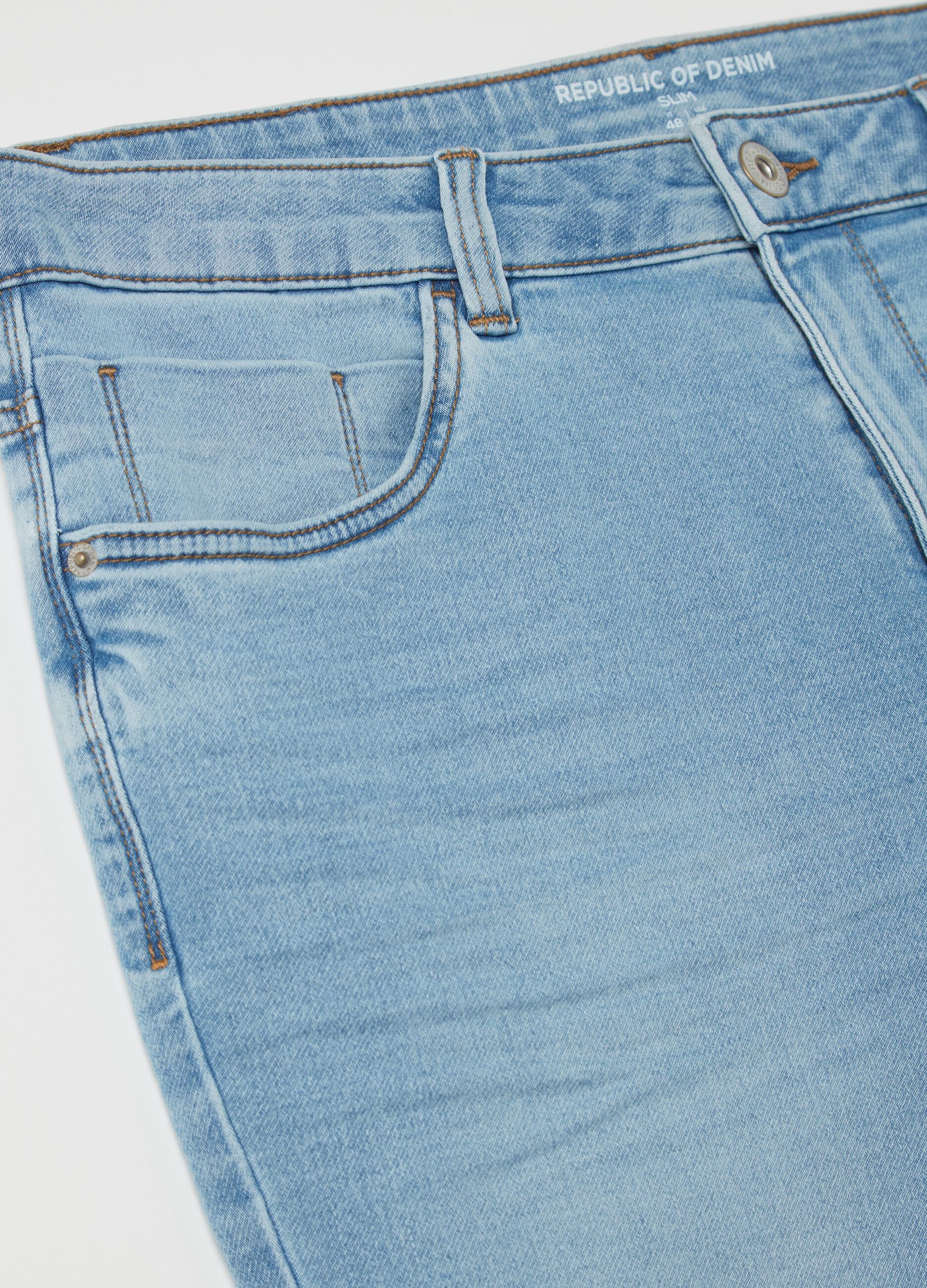 Jeans slim fit con scoloriture