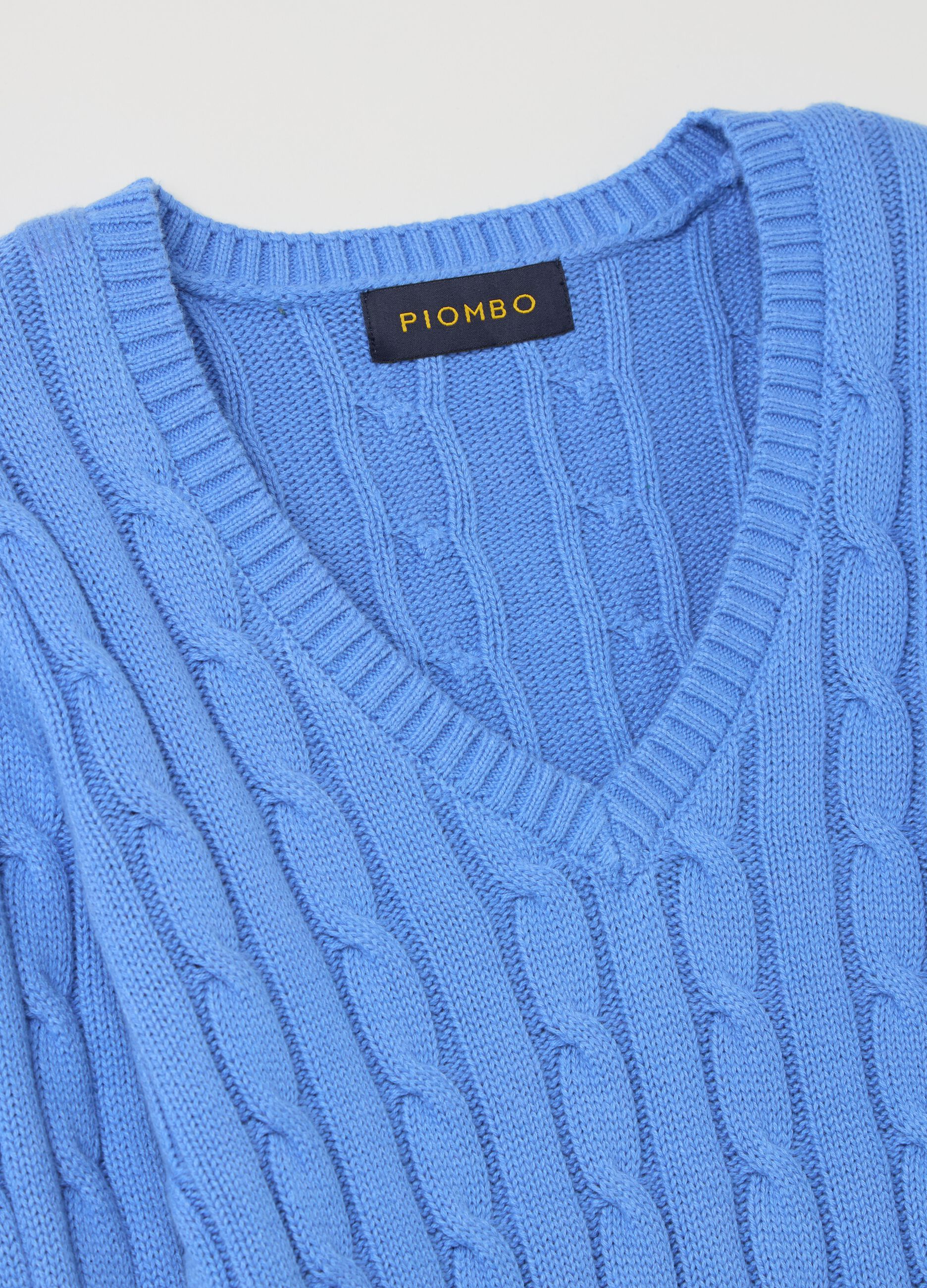 Pullover a trecce con scollo a V