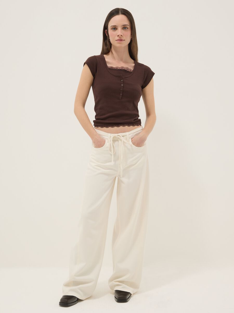 T-shirt in misto cotone marrone regular fit con dettagli in pizzo_2