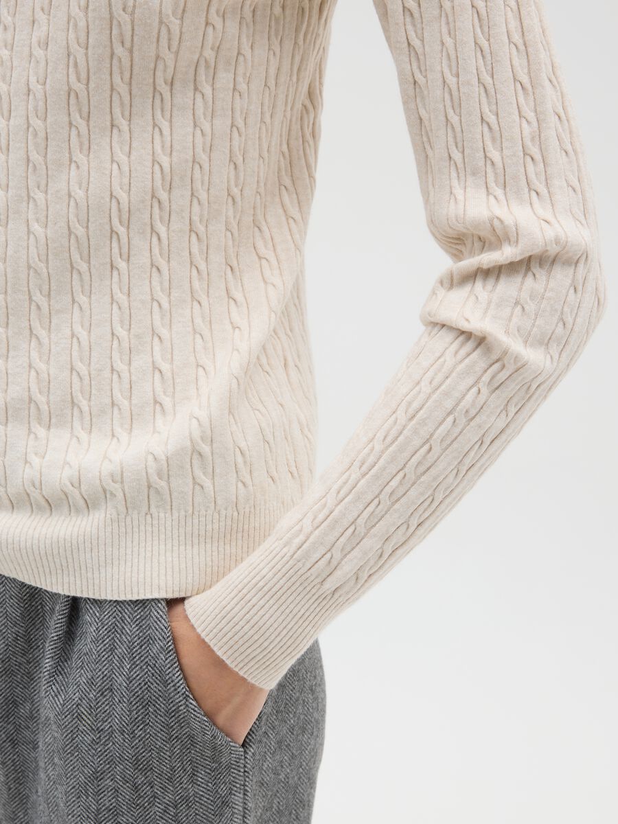 Golf beige con lavorazione a trecce_3