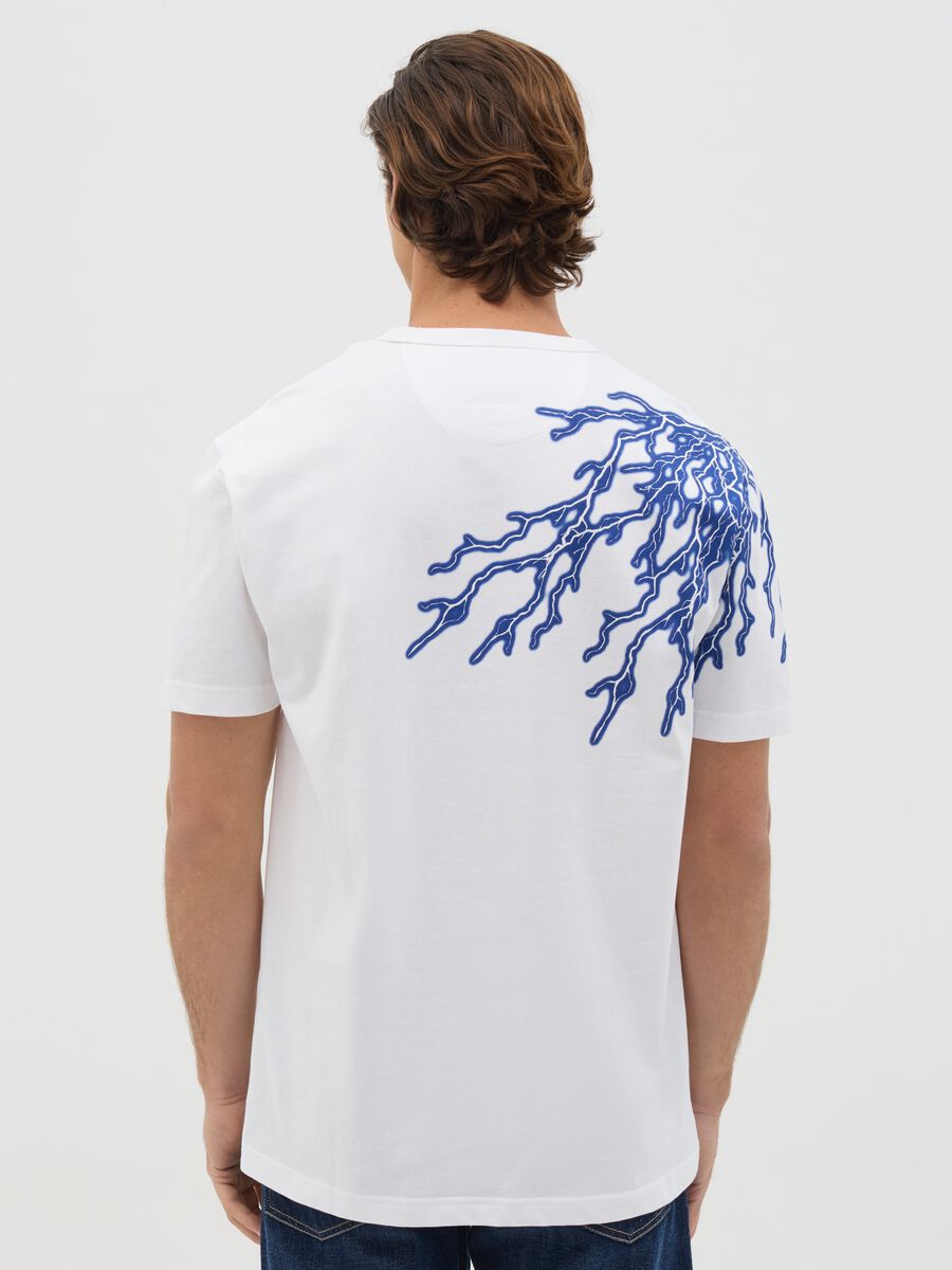 White short-sleeved T-shirt with lightning graphic_2