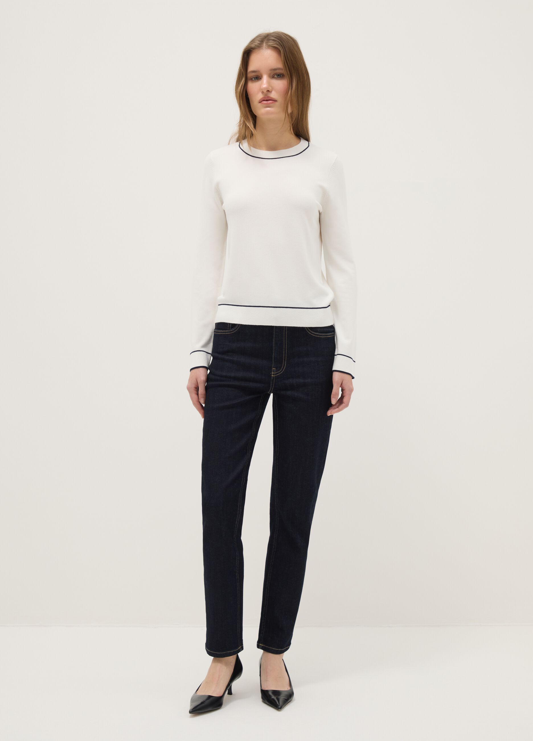 White crew neck sweater regular fit with contrasting details