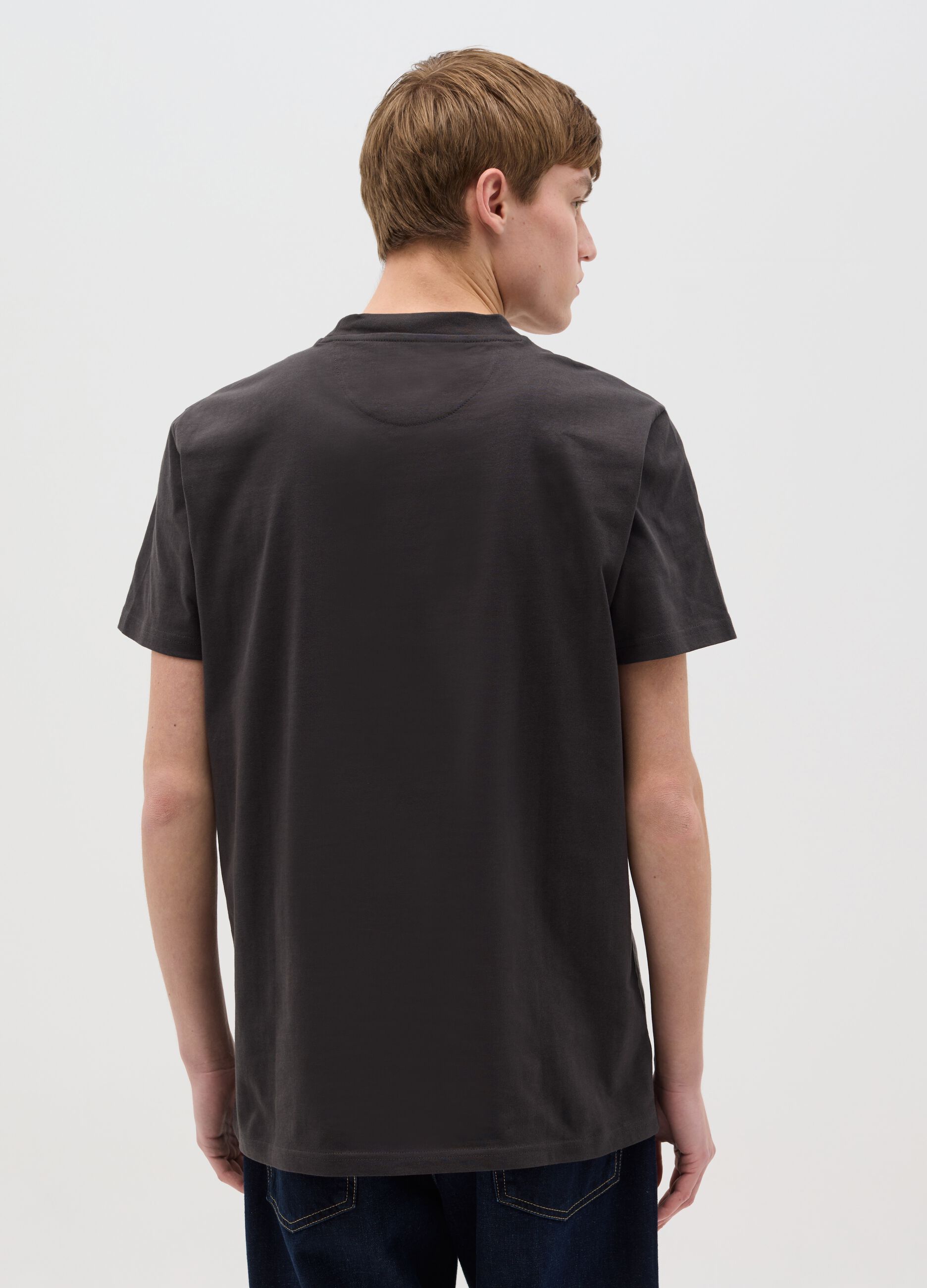 Black short-sleeved T-shirt with lightning print
