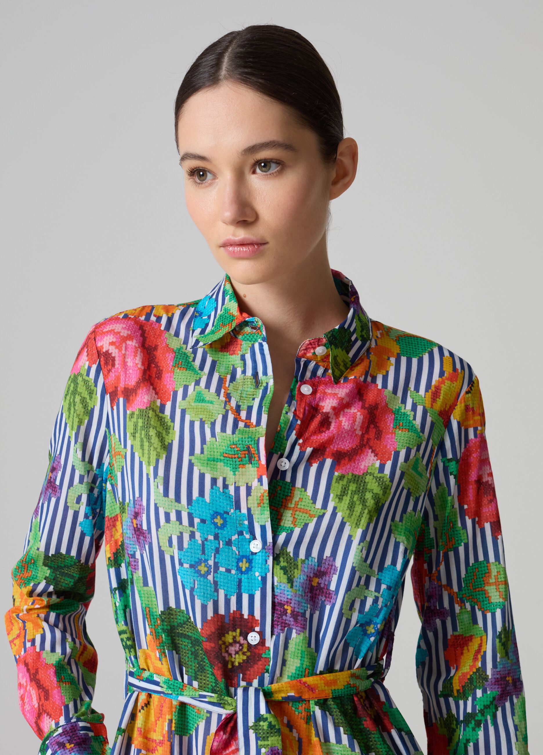 Vestito chemisier a righe con disegno a fiori