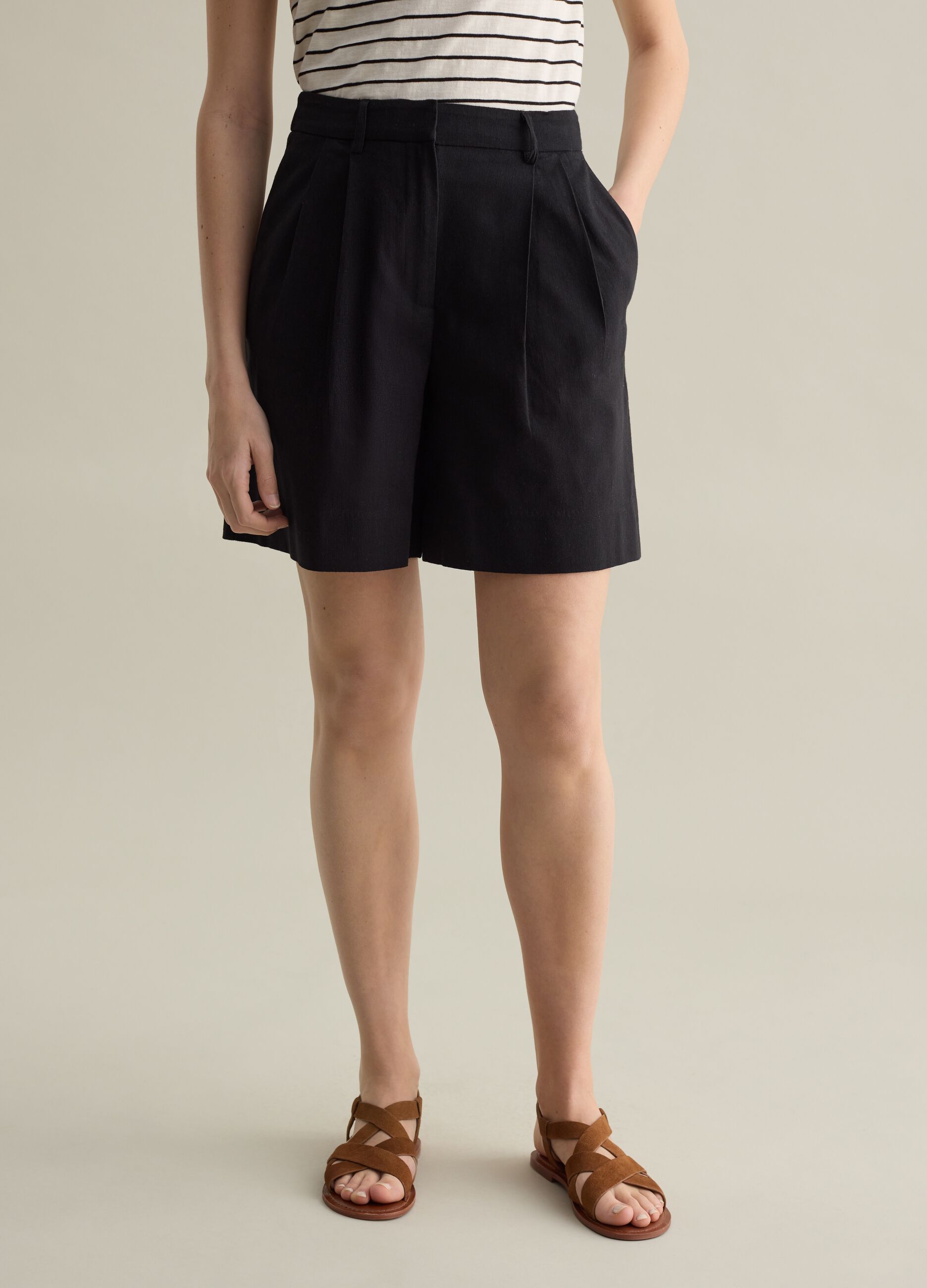 Bermuda shorts with darts
