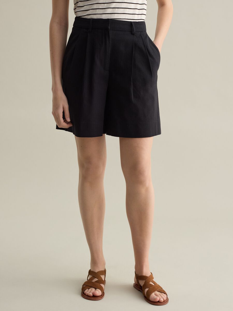 Bermuda shorts with darts_1