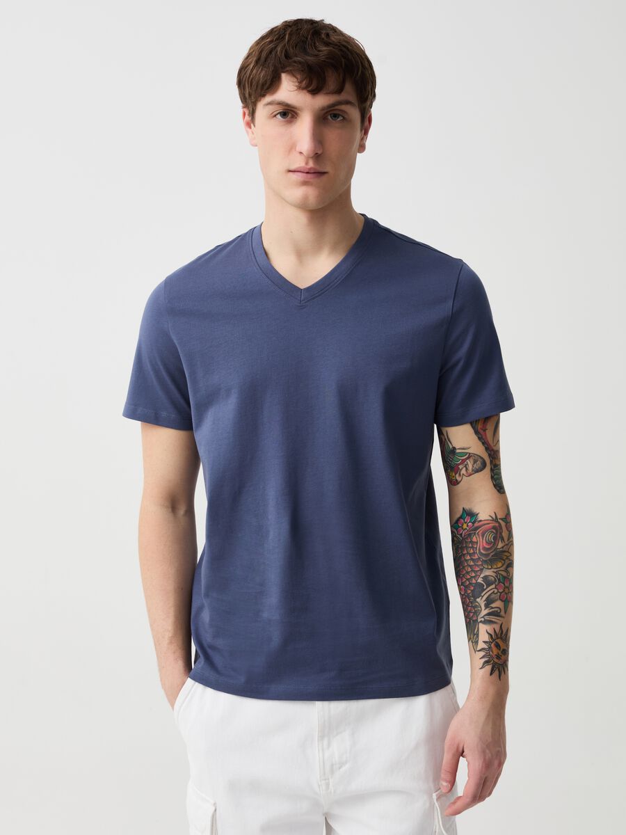 T-shirt in cotone bio con scollo a V_0