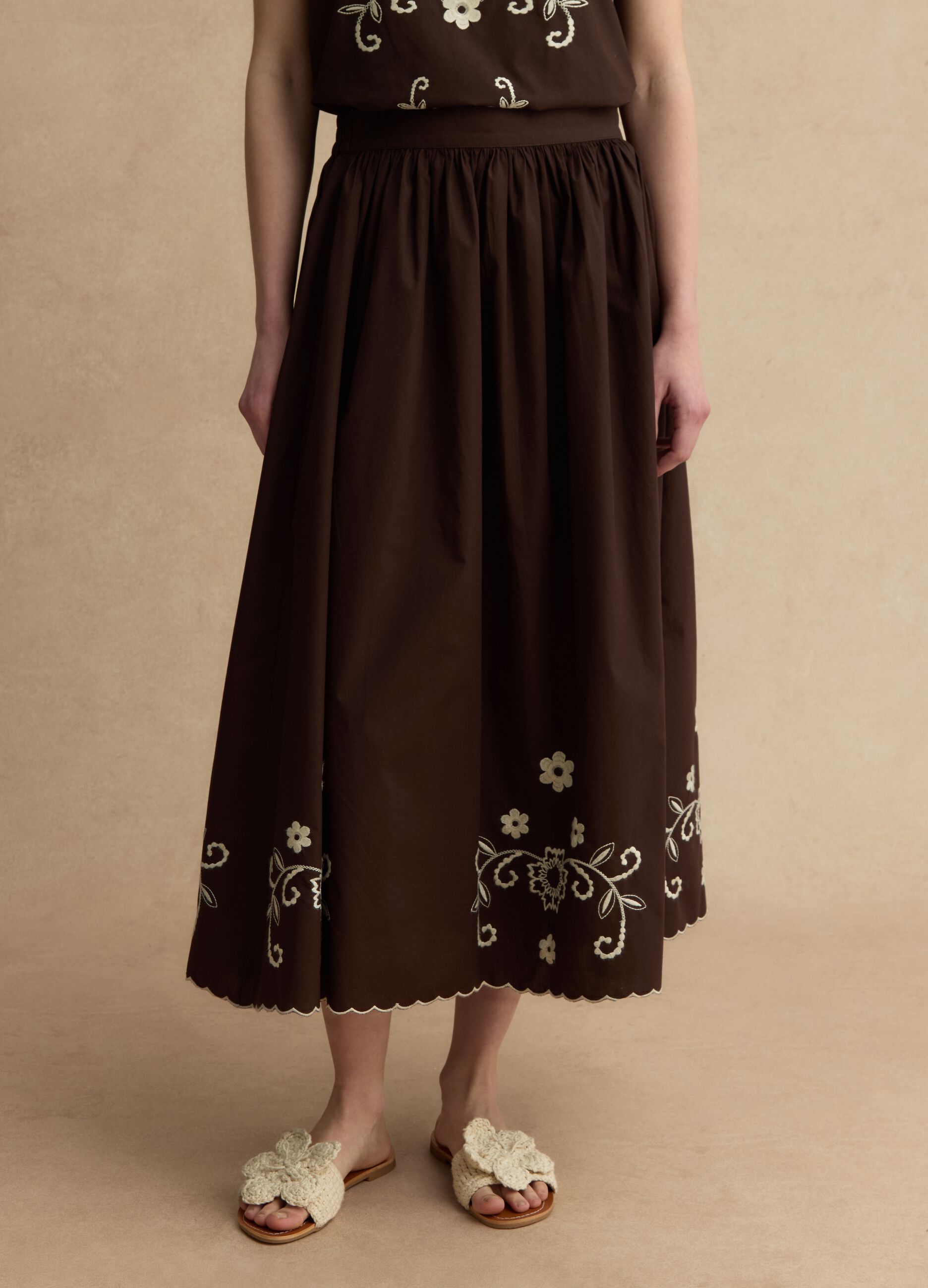 Gonna lunga in puro cotone marrone regular fit con ricami floreali