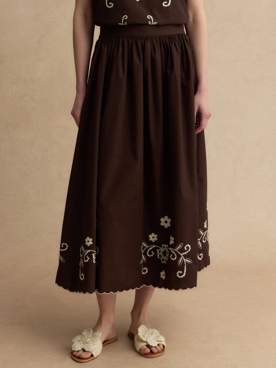 Gonna lunga in puro cotone marrone regular fit con ricami floreali_2