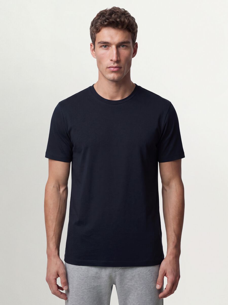 T-shirt nera in cotone organico a maniche corte slim fit_0