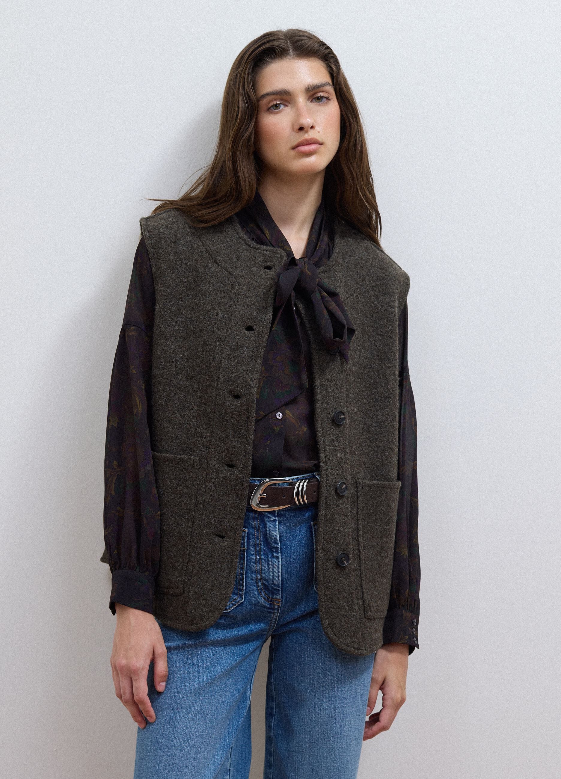 Gilet nero in pura lana con girocollo over fit