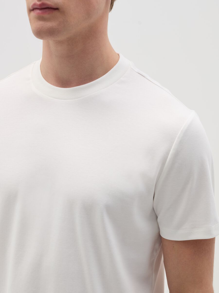 Regular-fit T-shirt with round neck_3
