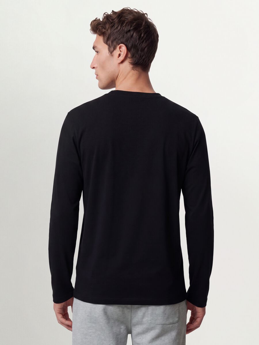 T-shirt nera a maniche lunghe in puro cotone organico con girocollo_3