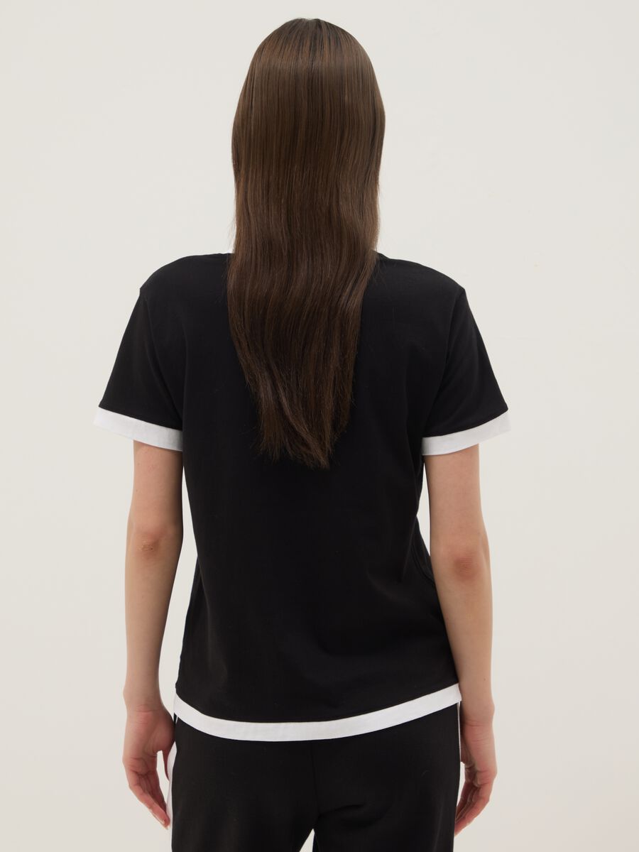 T-shirt in puro cotone nera regular fit con finiture bianche_2