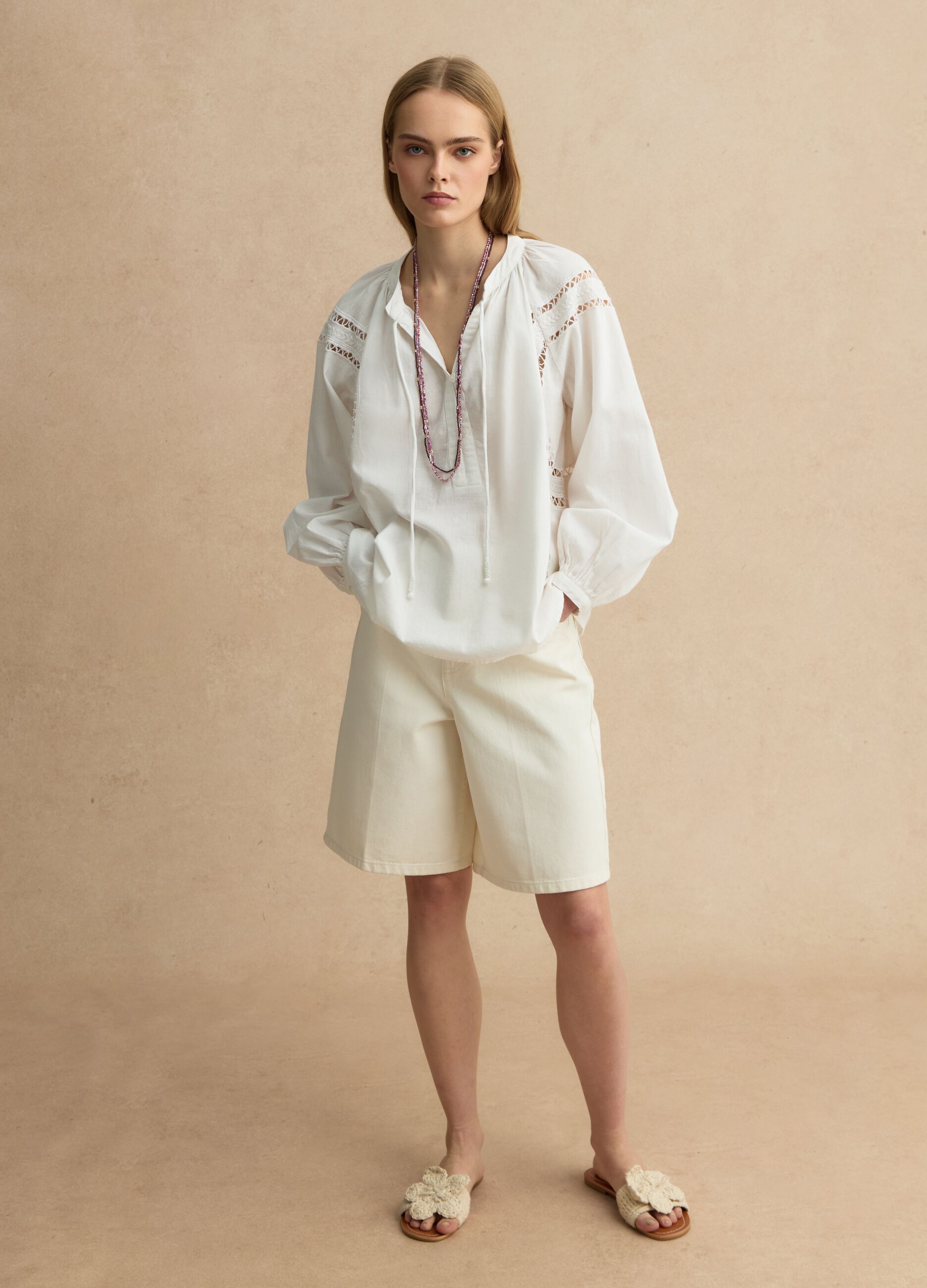 Blusa in misto cotone e lino bianca regular fit con dettagli traforati