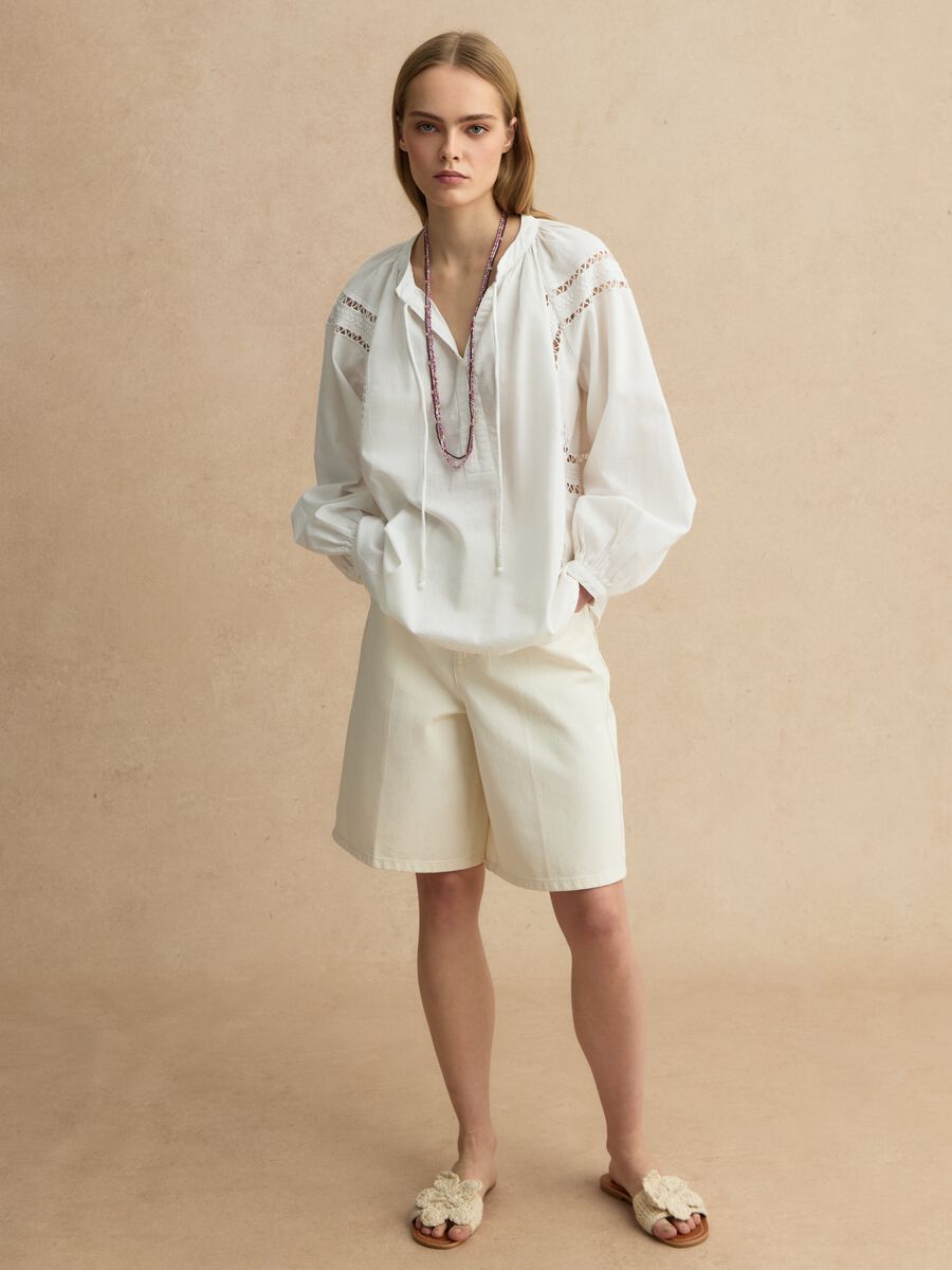 Blusa in misto cotone e lino bianca regular fit con dettagli traforati_1