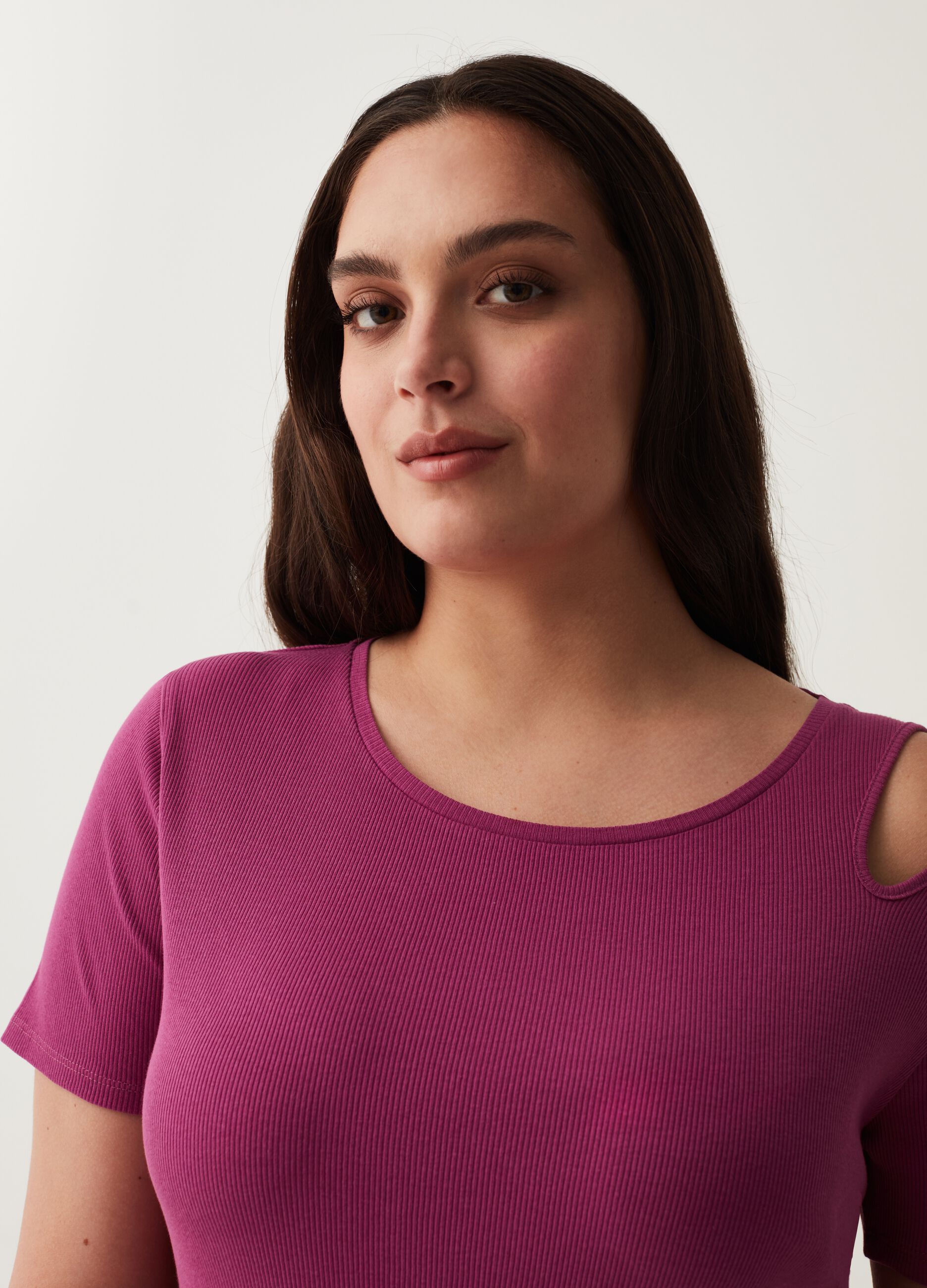 T-shirt a costine con dettaglio cut out Curvy_1