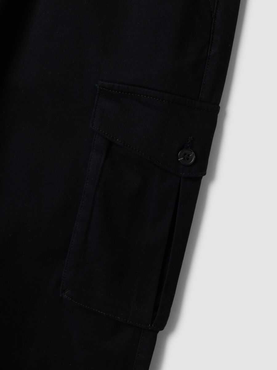 Pantaloni cargo neri in cotone elasticizzato slim fit_1