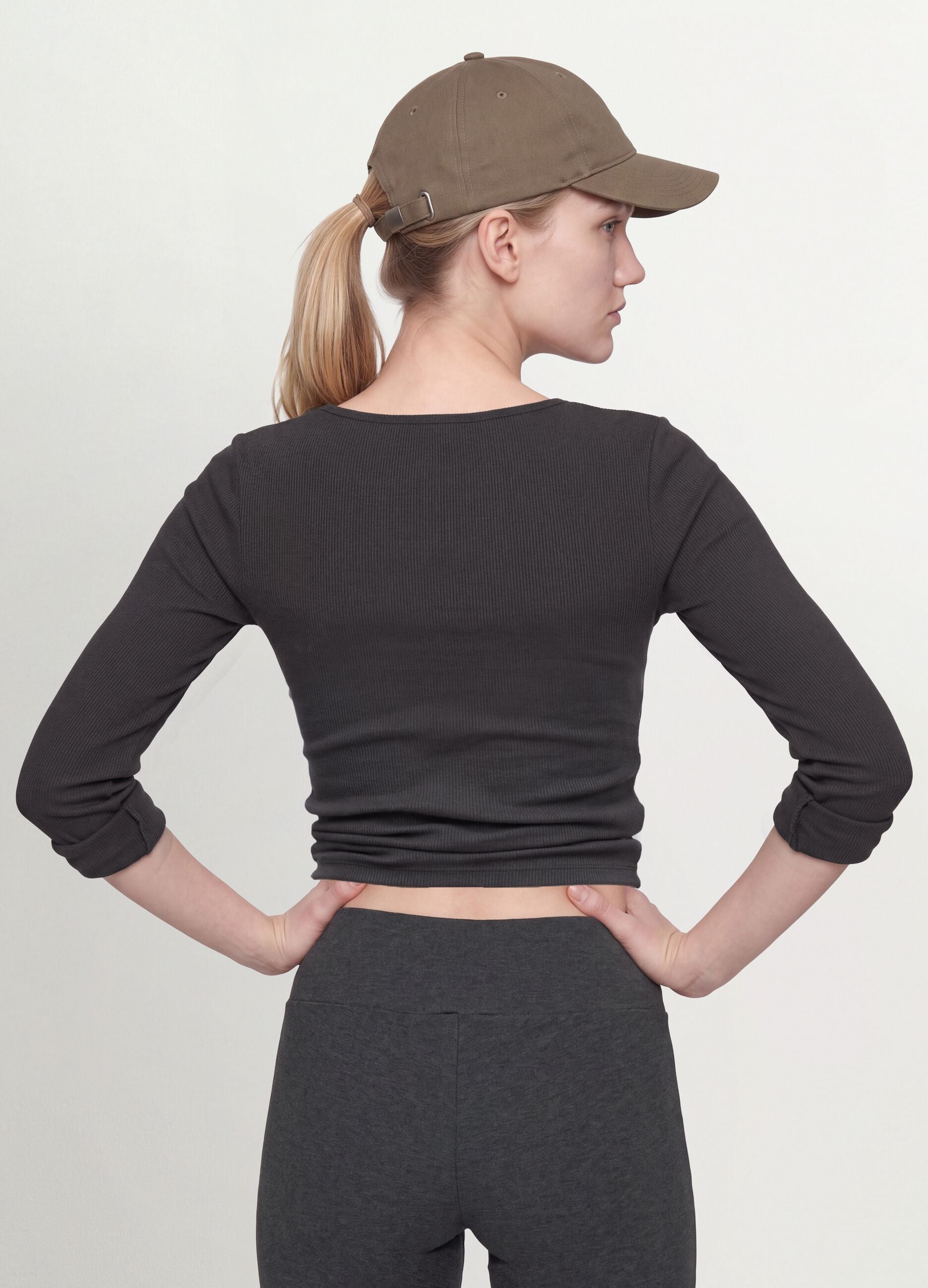 T-shirt nera in viscosa elasticizzata con girocollo