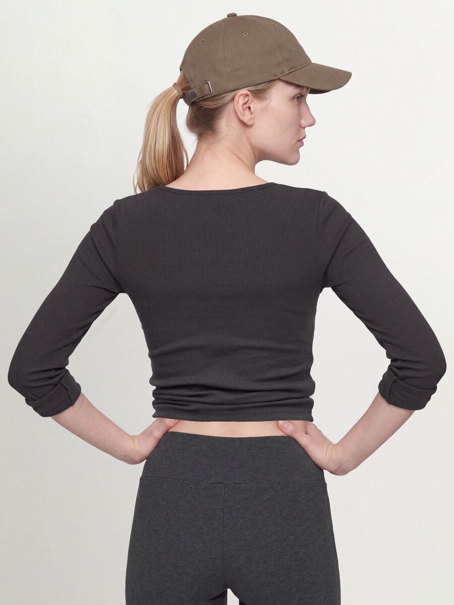 T-shirt nera in viscosa elasticizzata con girocollo_3