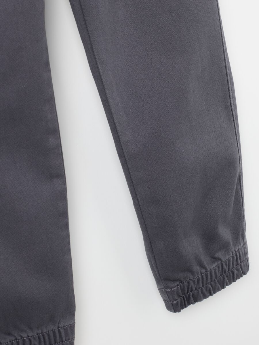 Pantaloni da bambino in cotone elasticizzato nero regular fit_3