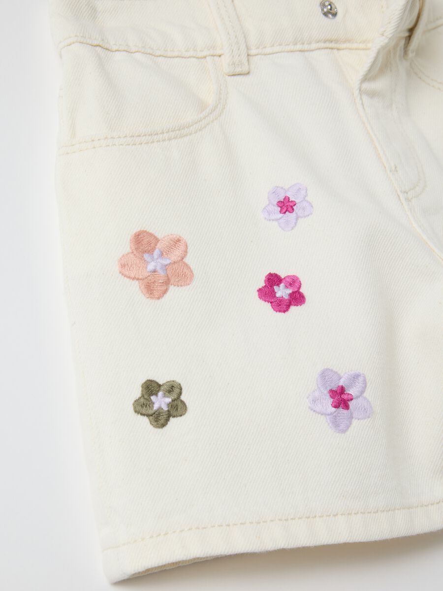 Beige cotton shorts with floral embroidery_2