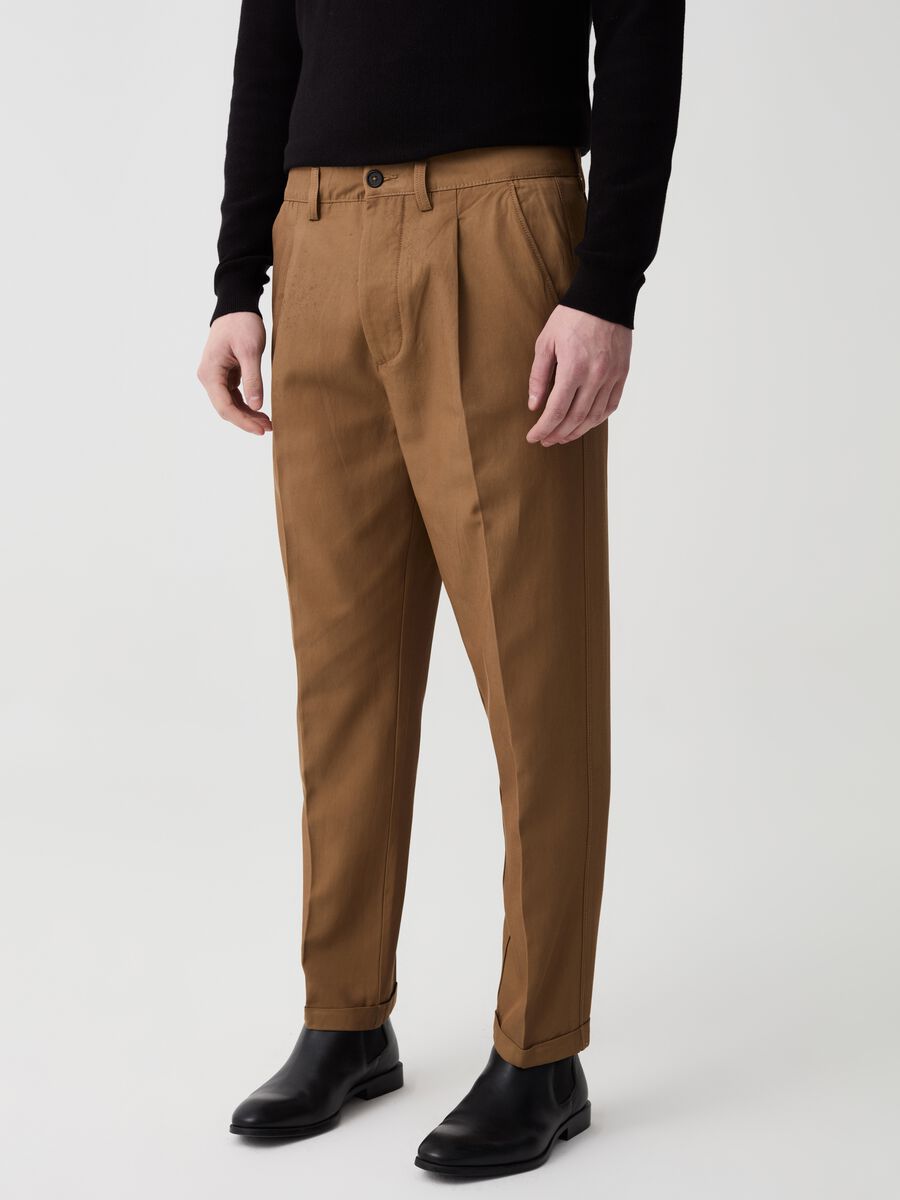 Pantalone chino con pinces e risvolti_1