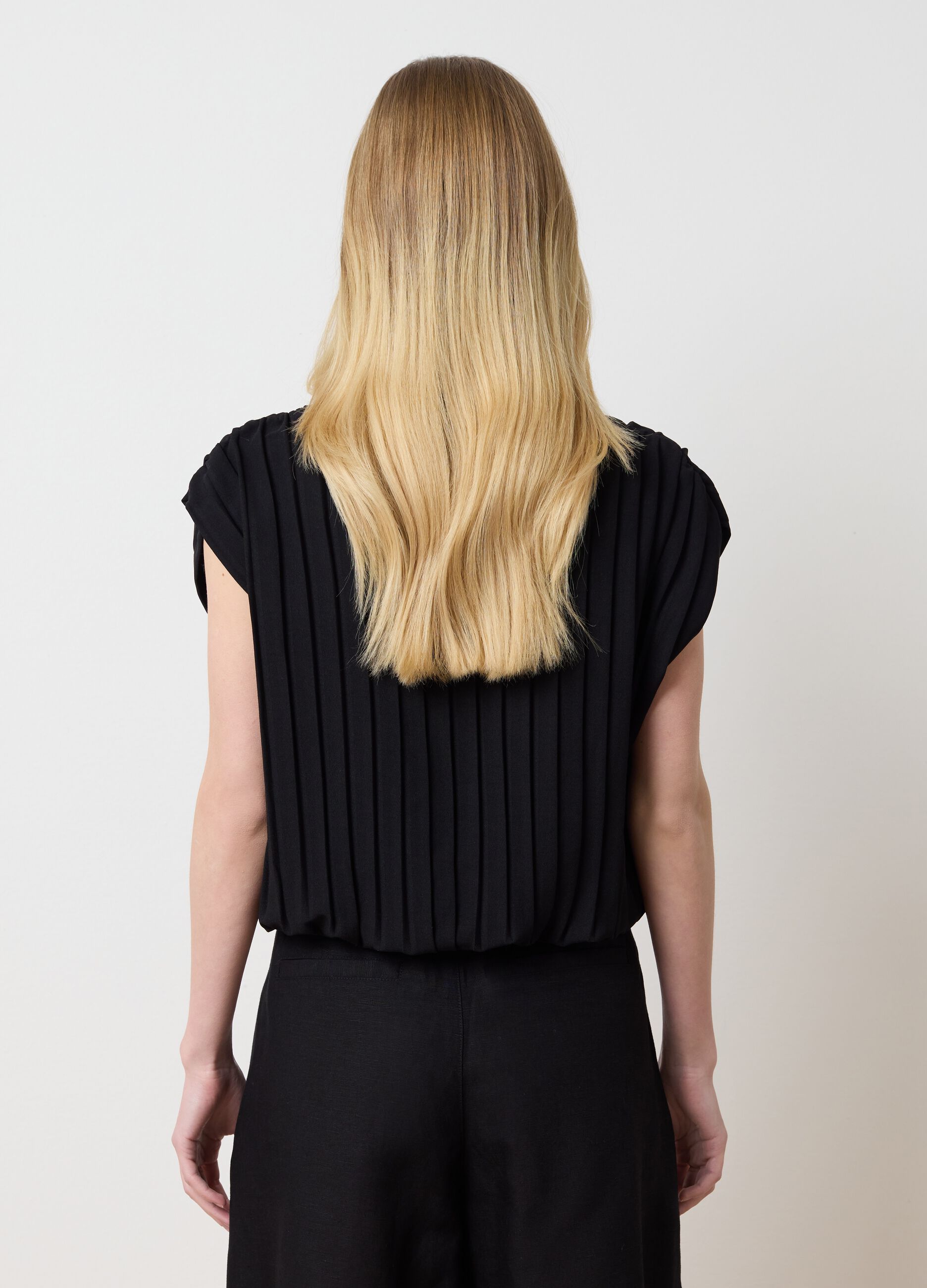 Black sleeveless T-shirt with flat ribbing