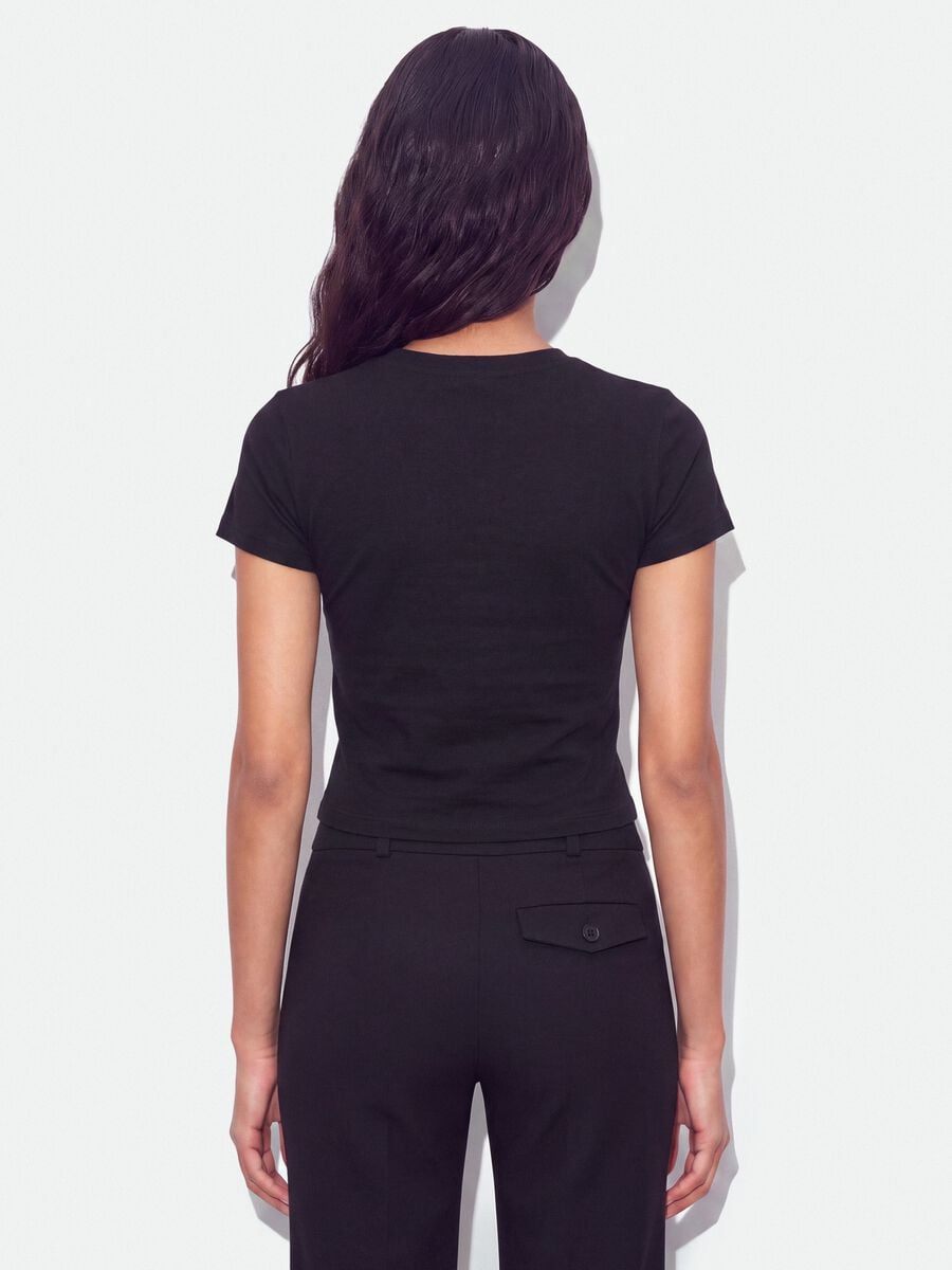 T-shirt crop nera in puro cotone a girocollo con stampa_2