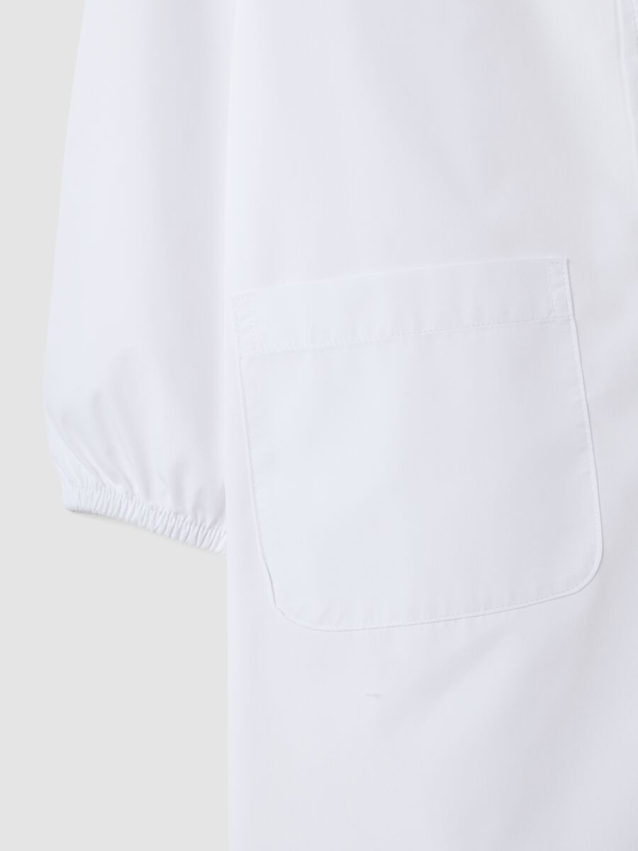 Girls&rsquo; white school apron with zip fastening and classic collar_2