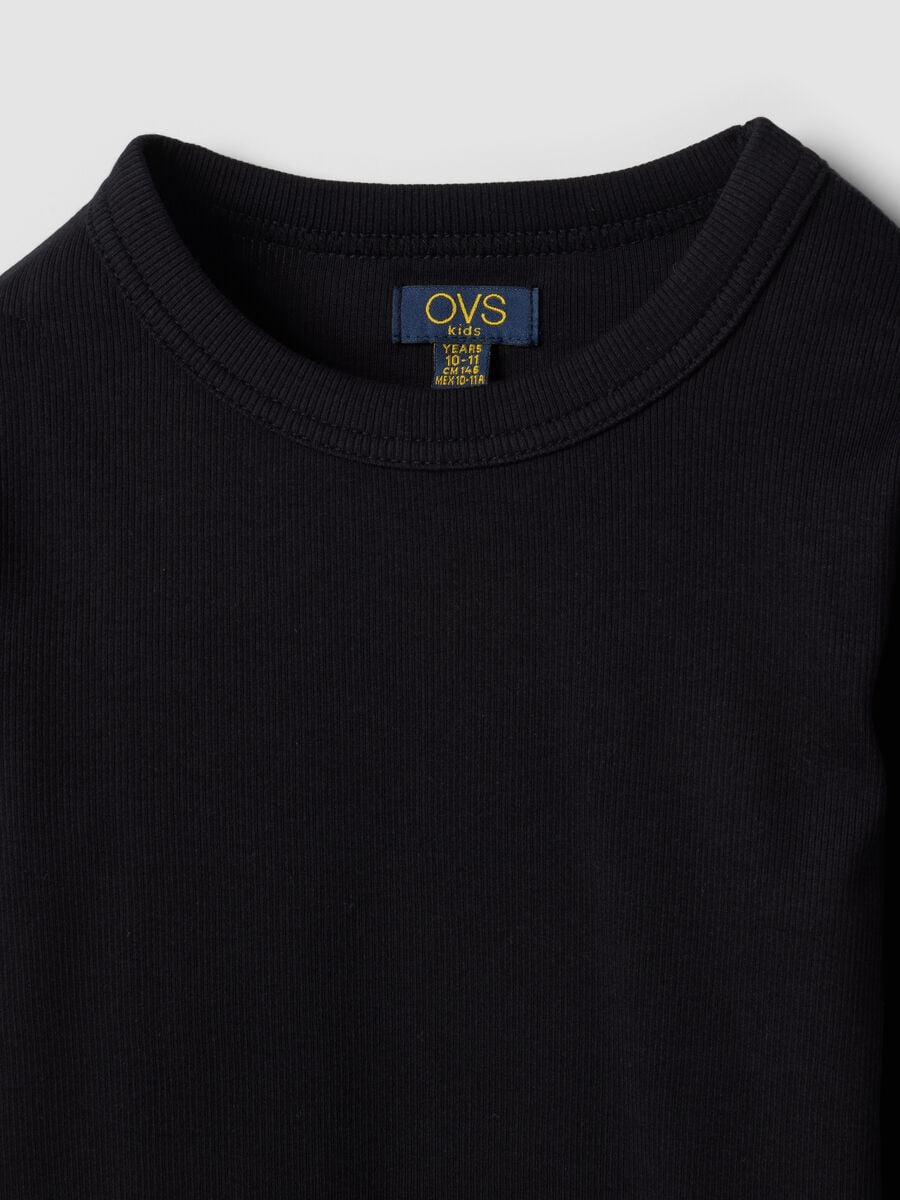 T-shirt nera in cotone organico elasticizzato con collo a costine_2