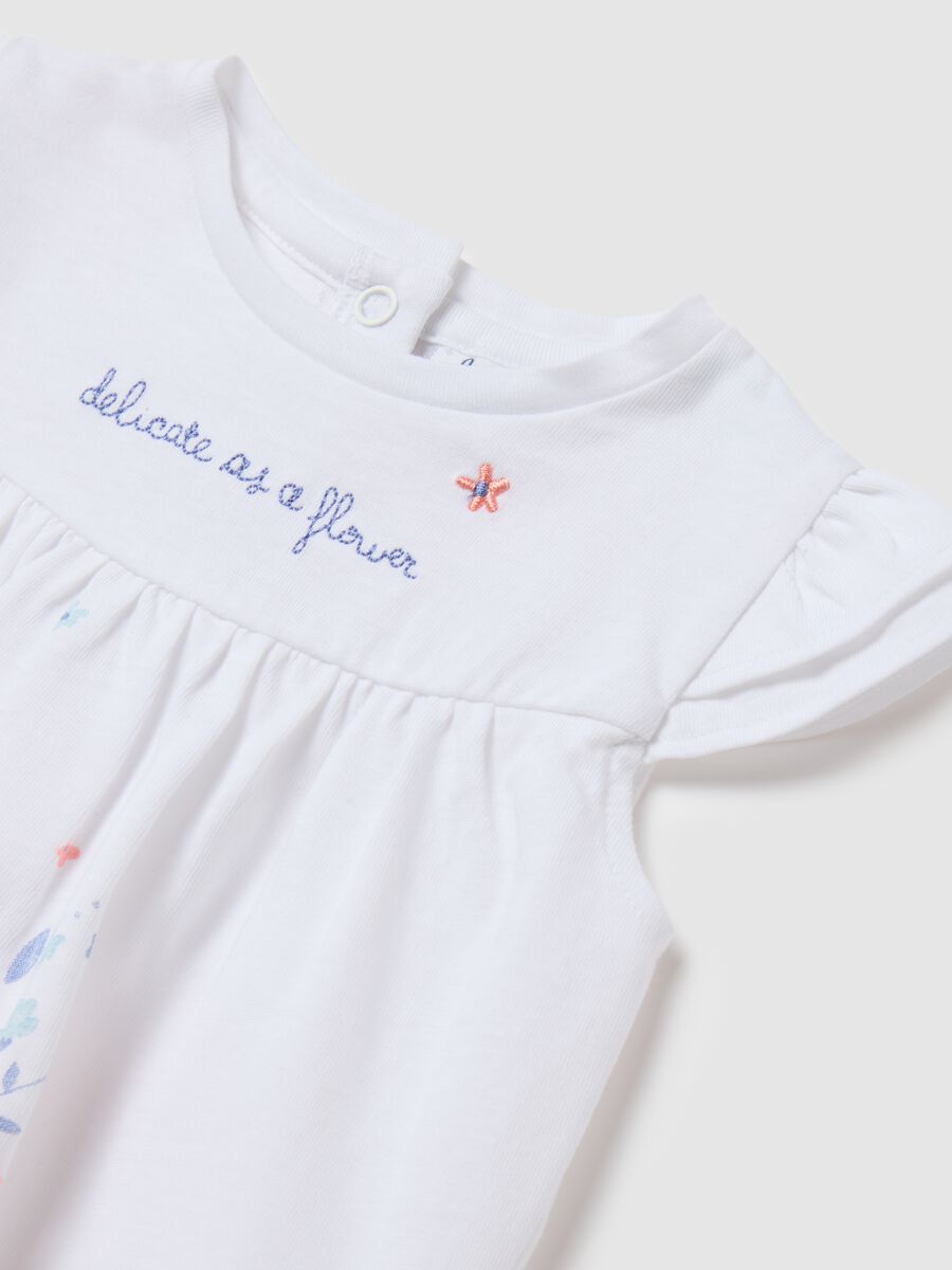 White newborn set with floral patterns_2